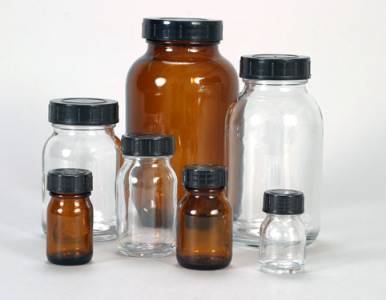 Weithalsgläser aus Weiß- und Braunglas Weithalsgläser aus Weiß- und Braunglas